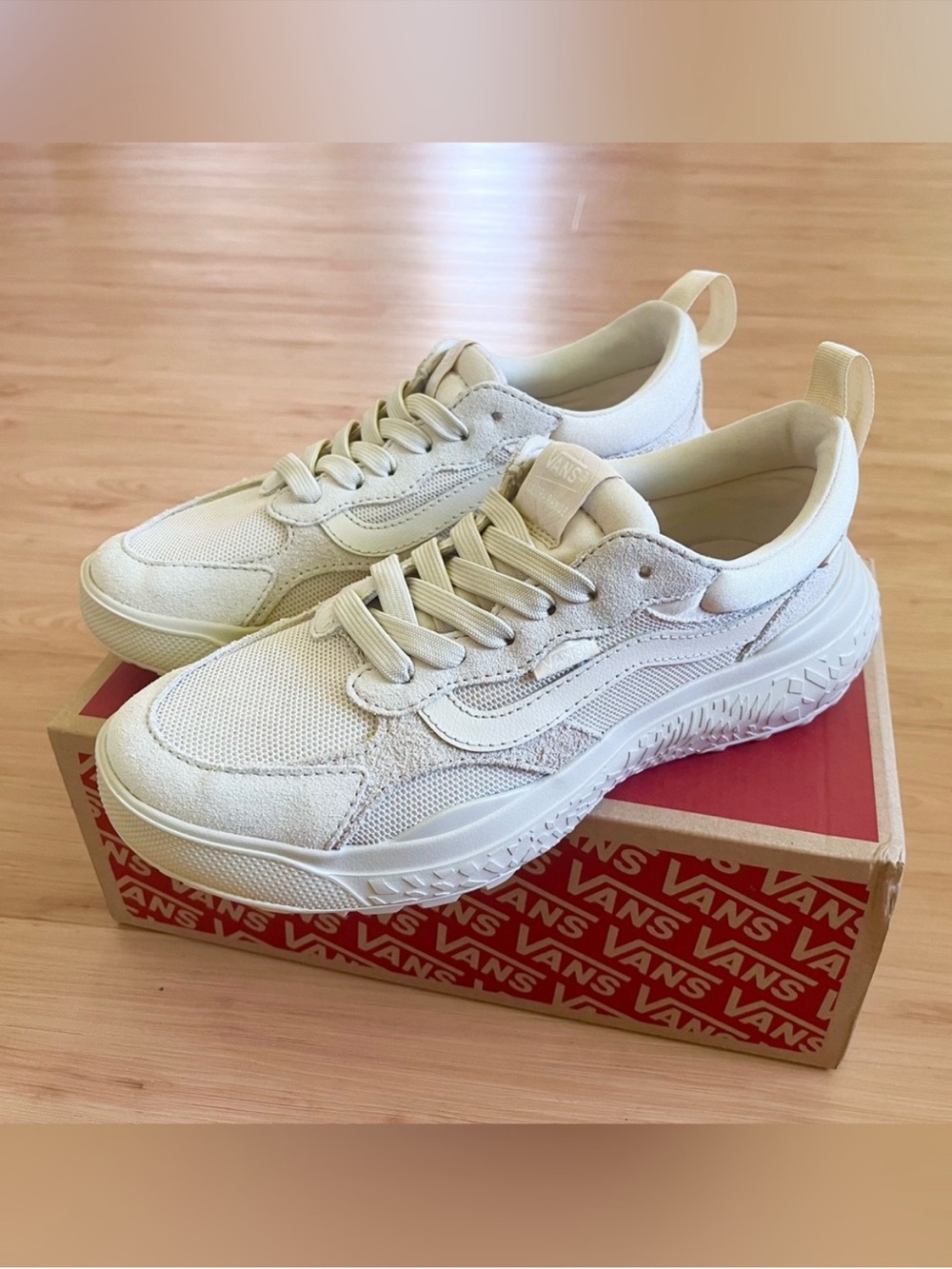 Vans UltraRange Neo VR3 Shoe
Women 8.5 US - Picture 3 of 8